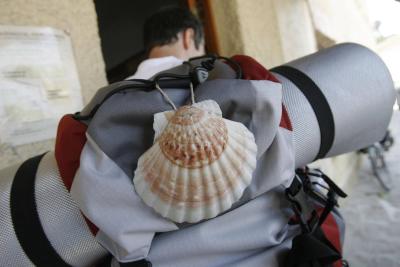 Pèlerin avec coquille et sac à dos